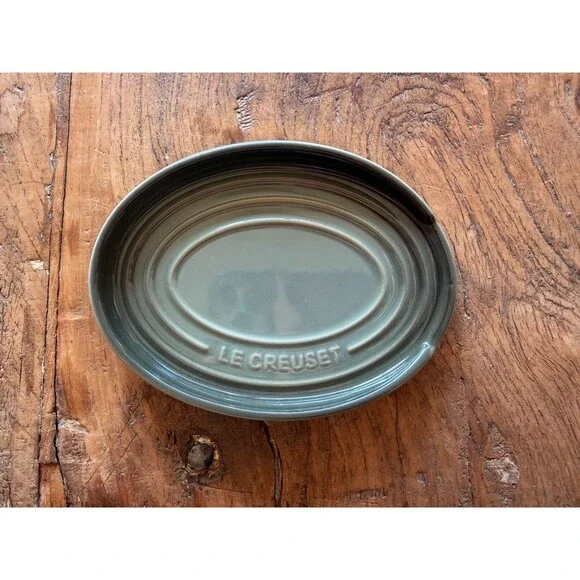 Le Creuset Stoneware Oval Spoon Rest Thyme NEW - Picture 1 of 6